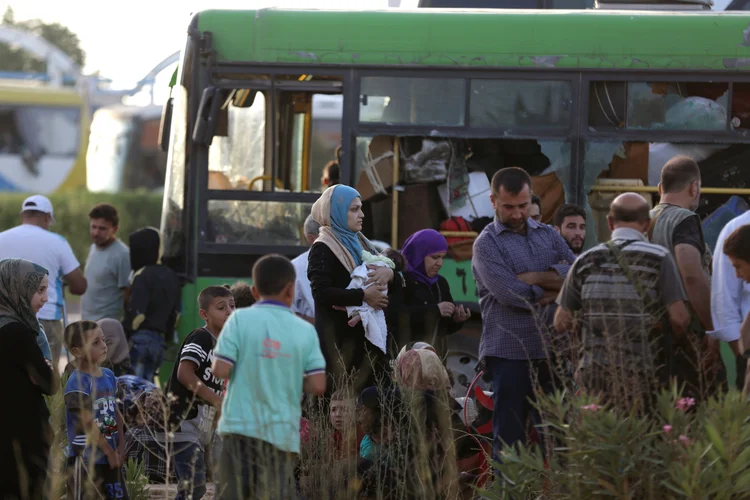 6,9 mil pessoas partiram para Aleppo, em cumprimento de um acordo alcançado entre a Rússia e a Turquia com rebeldes (Khalil Ashawi/Reuters)