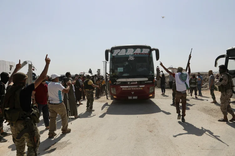 O acordo não inclui os membros do grupo extremista Hayat Tahrir al Sham, ex-braço da Al-Qaeda na Síria, diz OSDH (Khalil Ashawi/Reuters)