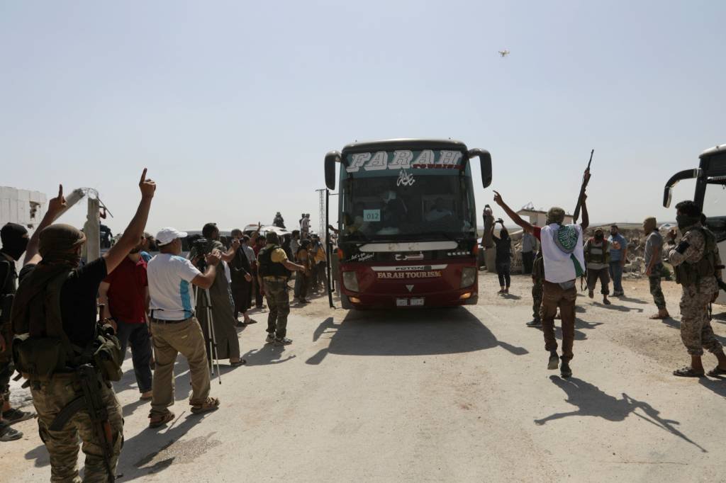 Rebeldes sírios assinam acordo de rendição na zona de Golã