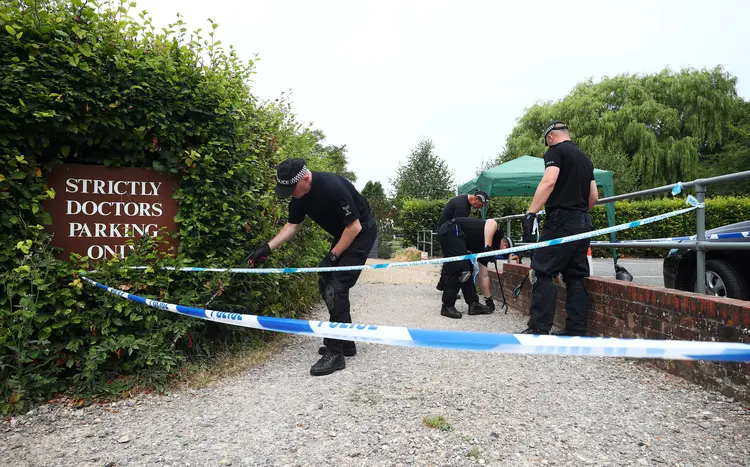 A Polícia achou que o casal tinha sofrido overdose, mas depois os agentes perceberam que apresentavam sintomas de envenenamento, disse o juiz (Hannah McKay/Reuters)