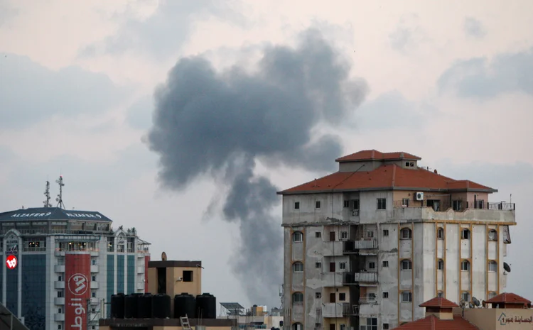 Os disparos foram feitos durante "os violentos protestos ao lado da cerca de segurança" presente na fronteira entre Gaza e Israel (Ahmed Zakot/Reuters)