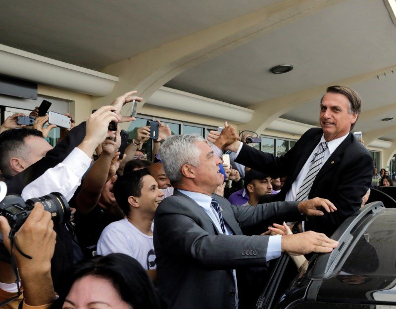 Visto como "mito" por seguidores, Bolsonaro é criticado por discriminação