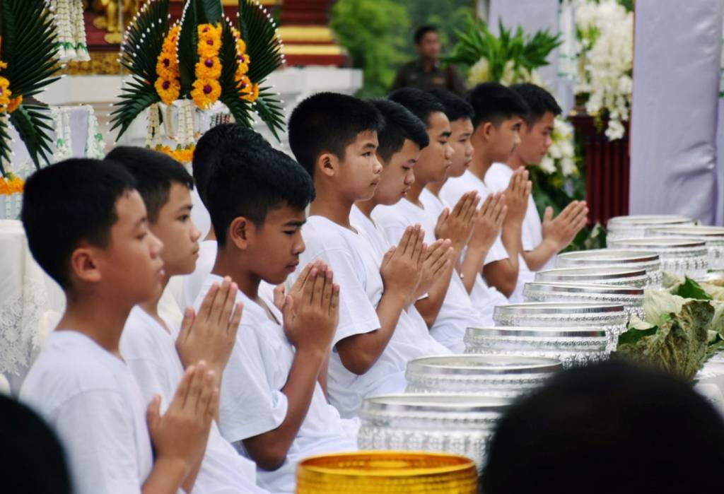 Meninos tailandeses irão virar monges budistas, e iniciam cerimônia