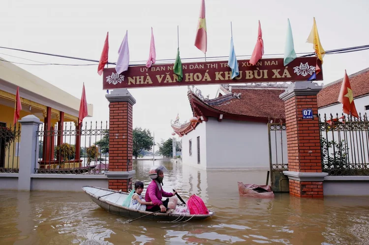 Vietnã; as tempestades e tufões são frequentes durante a segunda metade do ano no país, onde no ano passado, aproximadamente 390 pessoas morreram por causa destes temporais (Kham/Reuters)