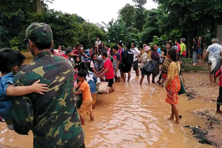 Laos: centenas de pessoas estavam desaparecidas, temendo-se um grande número de mortos, após a ruptura de uma represa hidrelétrica em construção (Stringer/Reuters)