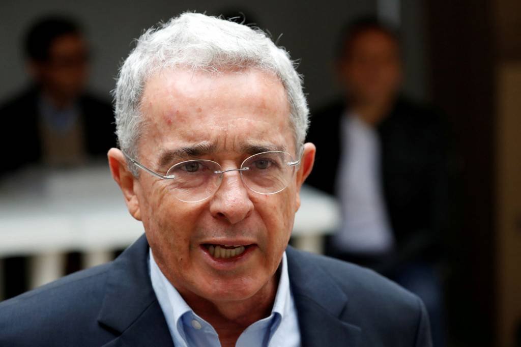 Ivestigado por corrupção e fraude, Uribe renuncia ao Senado na Colômbia