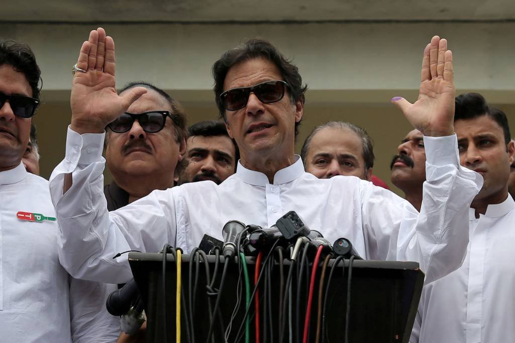 Parlamento do Paquistão destitui primeiro-ministro, Imran Khan