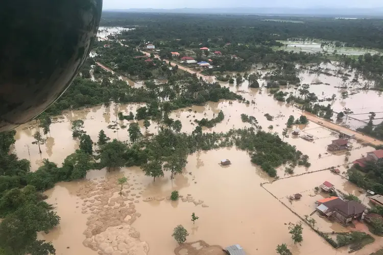 Pelo menos 13 aldeias ficaram inundadas pelos 5 bilhões de metros cúbicos de água liberados nesta segunda (MIME PHOUMSAVANH/Reuters)