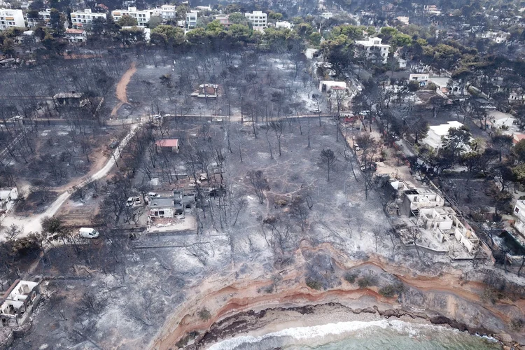 Grécia: polícia estava investigando como incêndio começou em três locais diferentes simultaneamente (FLYGREECEDRONE/Reuters)