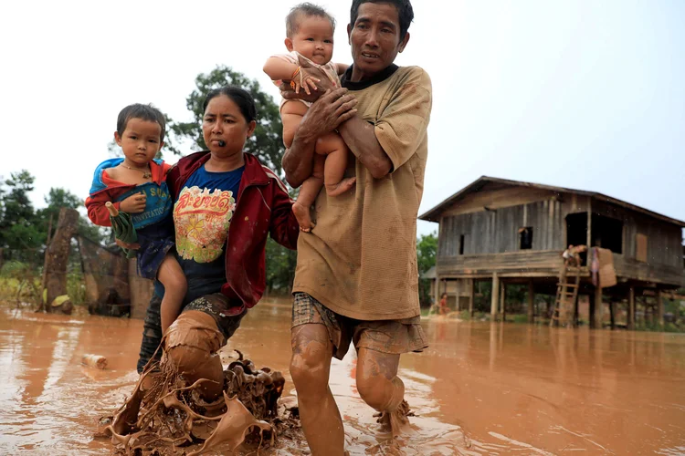 Laos: água da represa hidrelétrica que se rompeu na última segunda-feira e submergiu várias localidades, deixou 26 mortos e 131 desaparecidos (Soe Zeya Tun/Reuters)