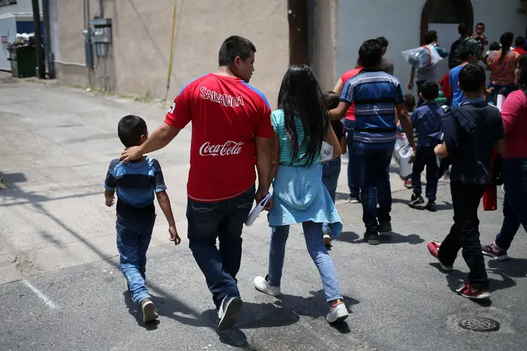 Família de imigrantes sai de centro de detenção no Texas, nos Estados Unidos 
REUTERS/Loren Elliott (Loren Elliott/Reuters)