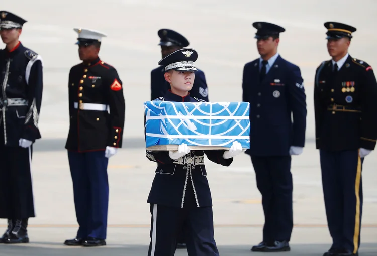 O Comando das Nações Unidas na Coreia do Sul disse que há 55 conjuntos de restos mortais no avião (Kim Hong-Ji/Reuters)