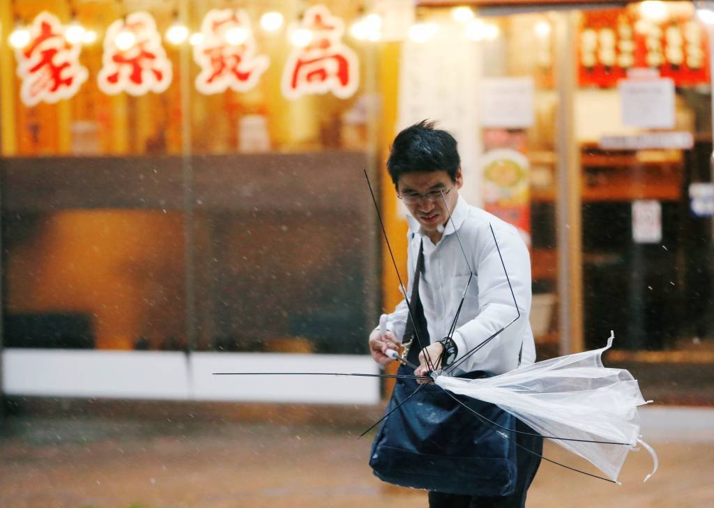 Após inundações catastróficas, Japão é varrido por tempestade