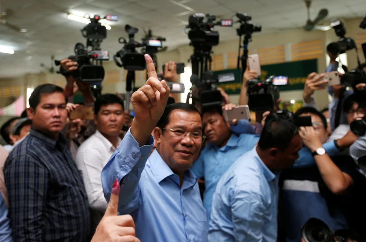 Hun Sen, primeiro-ministro do Camboja: críticos chamaram as eleições de farsa (Samrang Pring/Reuters)