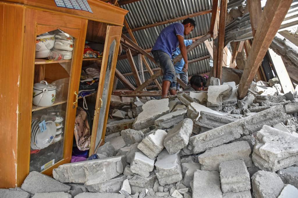 Sobe para 16 o número de mortos em terremoto na Indonésia