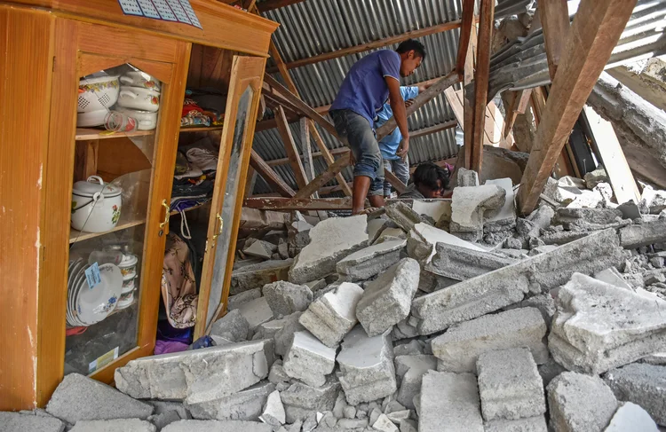 Terremoto: ao menos 162 pessoas ficaram feridas, entre as quais 67 estão hospitalizadas (Antara Foto/Ahmad Subaidi/Reuters)