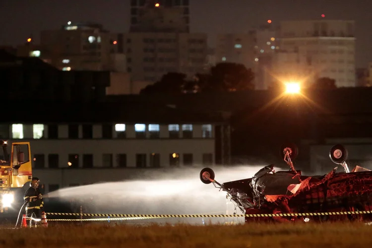 Acidente no Aeroporto Campo de Marte, em São Paulo: morreram no acidente Guilherme Murback, de 26 anos, e Leonardo Imamura, de 43 (Leonardo Benassatto/Reuters)