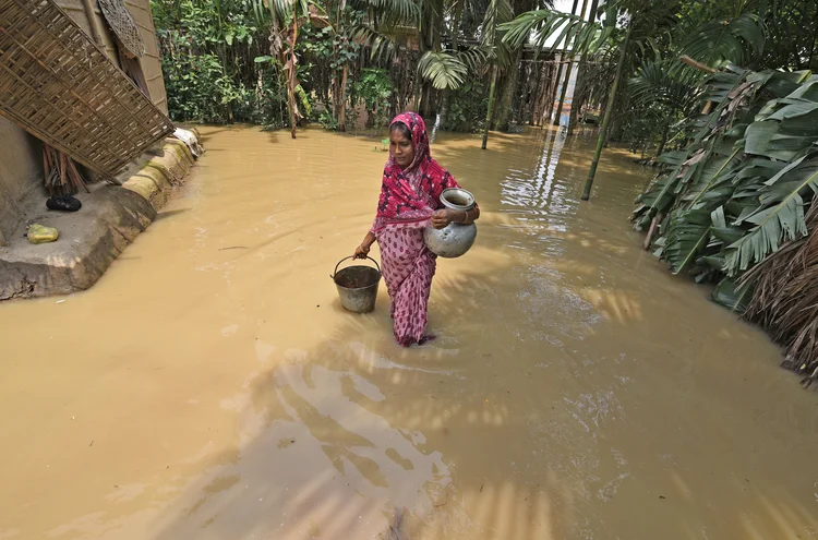 Autoridades retiraram 3.000 habitantes das zonas próximas ao rio Yamuna, afluente do Ganges (Anuwar Hazarika/Reuters)