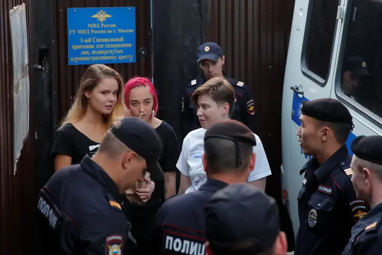 Quatro ativistas do grupo punk Pussy Riot foram detidos ontem à noite pela polícia (Maxim Shemetov/Reuters)