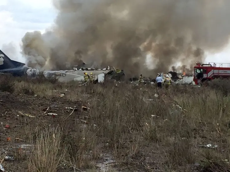 Equipes de resgate no local da queda do avião no estado mexicano de Durango (Proteção Civil de Durango/Reuters)