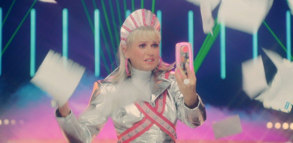 Ivete Sangalo tira sarro e Xuxa volta aos anos 80 em comercial da Vivo