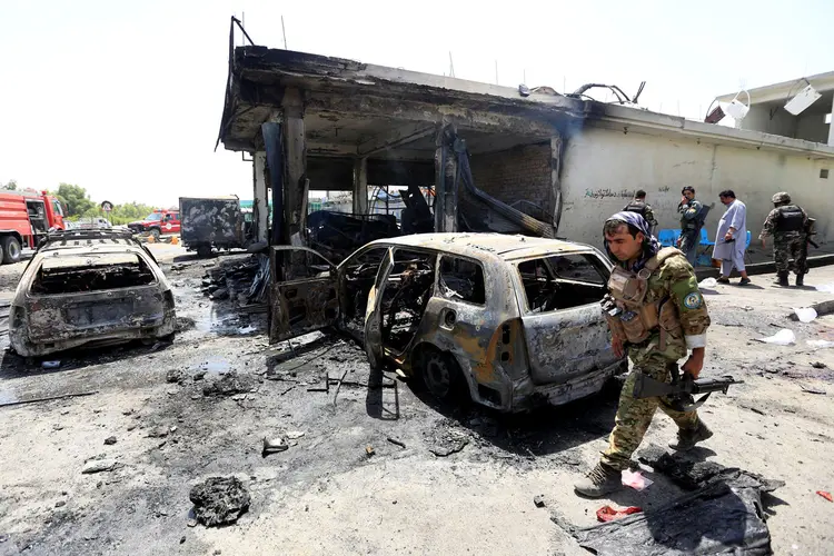 Após o atentado, o local, veículos e caminhões próximos ficaram totalmente destruídos (Parwiz/Reuters)