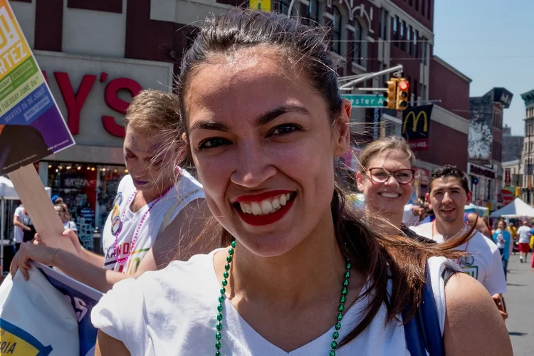 Progressistas: a jovem filha de portorriquenhos Alexandria Ocasio venceu o deputado Joseph Crowley, que tentava uma candidatura à reeleição na semana passada em Nova York (David Delgado/Reuters)