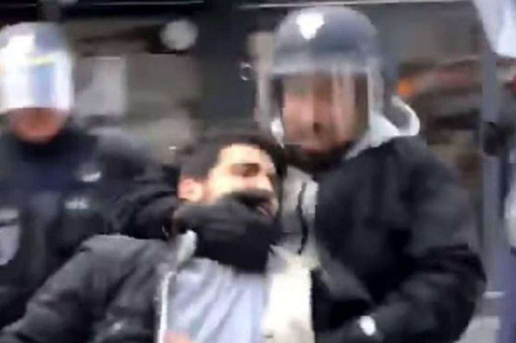 Presidente da França demite funcionário que agrediu manifestante