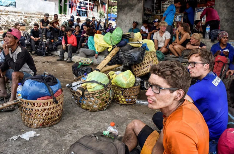 Alpinistas: descida começou nesta segunda, depois que os guias encontraram um caminho alternativo que não foi afetado pelos deslizamentos de terra (Antara Foto/Ahmad Subaidi/Reuters)