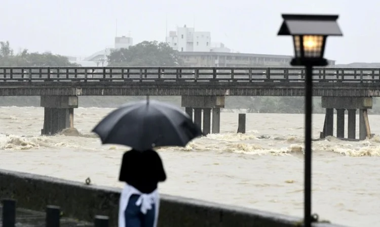 Chuvas: a Agência Meteorológica de Japão (JMA, na sigla em inglês) acionou o alerta máximo em seis cidades: Fukuoka, Saga e Nagasaki (sudoeste), Hiroshima, Tottori e Okayama (oeste) (Kyodo/Reuters)