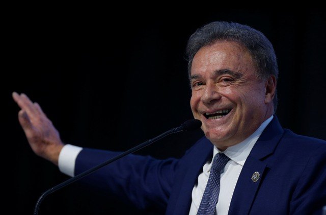 Alvaro Dias registra candidatura a presidente no TSE