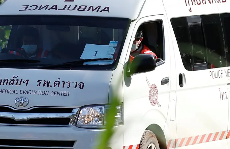 Resgates: a operação de resgate foi iniciada no domingo, quando quatro meninos foram retirados da caverna. Eles estão hospitalizados e em bom estado de saúde, segundo autoridades (Soe Zeya Tun/Reuters)