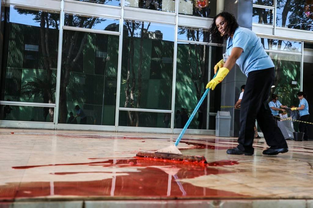 Manifestantes jogam tinta vermelha no STF e pedem liberdade de Lula