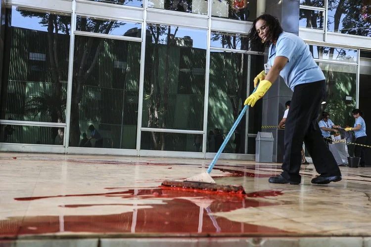 Manifestantes favoráveis ao ex-presidente Luiz Inácio Lula da Silva fizeram uma pichação com tinta vermelha na área externa do salão branco do STF (Antonio Cruz/Agência Brasil)