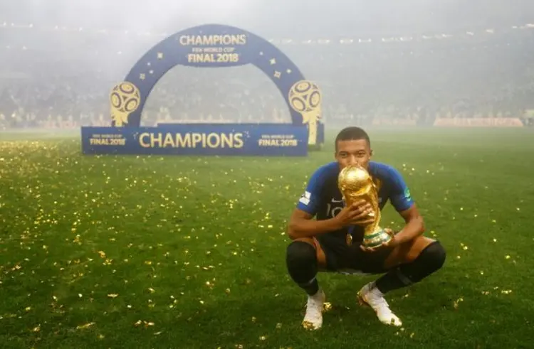 Atacante francês Mbappé comemora com a taça da Copa do Mundo (Kai Pfaffenbach/Reuters)