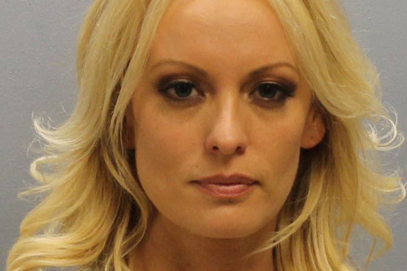 Atriz pornô que se envolveu com Trump é presa em boate de striptease