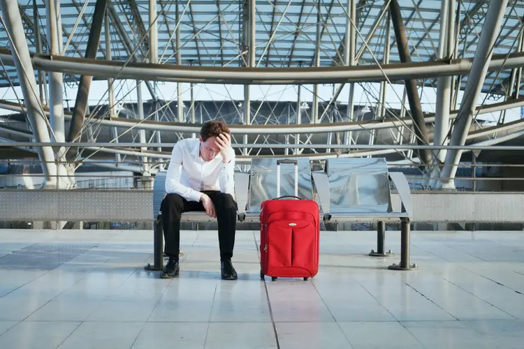 Homem com voo cancelado: antes de ir ao aeroporto, é recomendável que o consumidor cheque o status do seu voo (anyaberkut/Thinkstock)