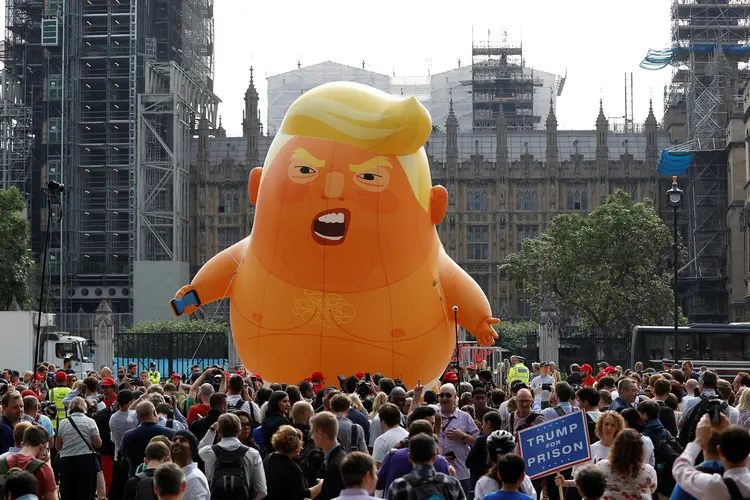 O balão inflável foi erguido por um grupo de manifestantes e deve flutuar na praça do Parlamento pelas próximas duas horas (Peter Nicholls/Reuters)