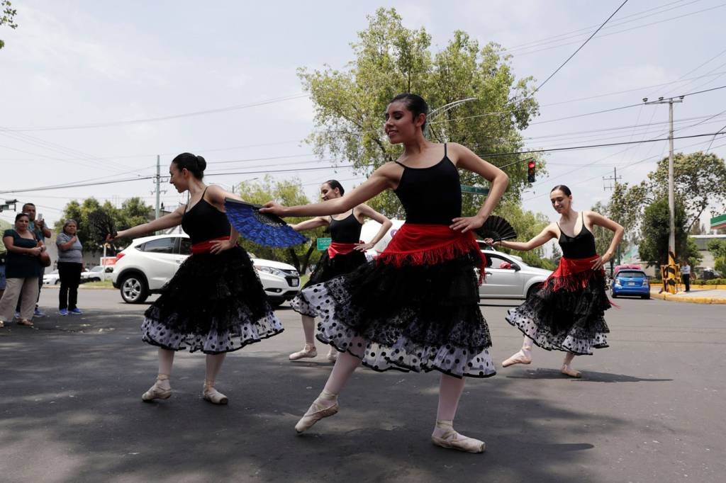 Companhia de balé faz apresentações em semáforos na Cidade do México