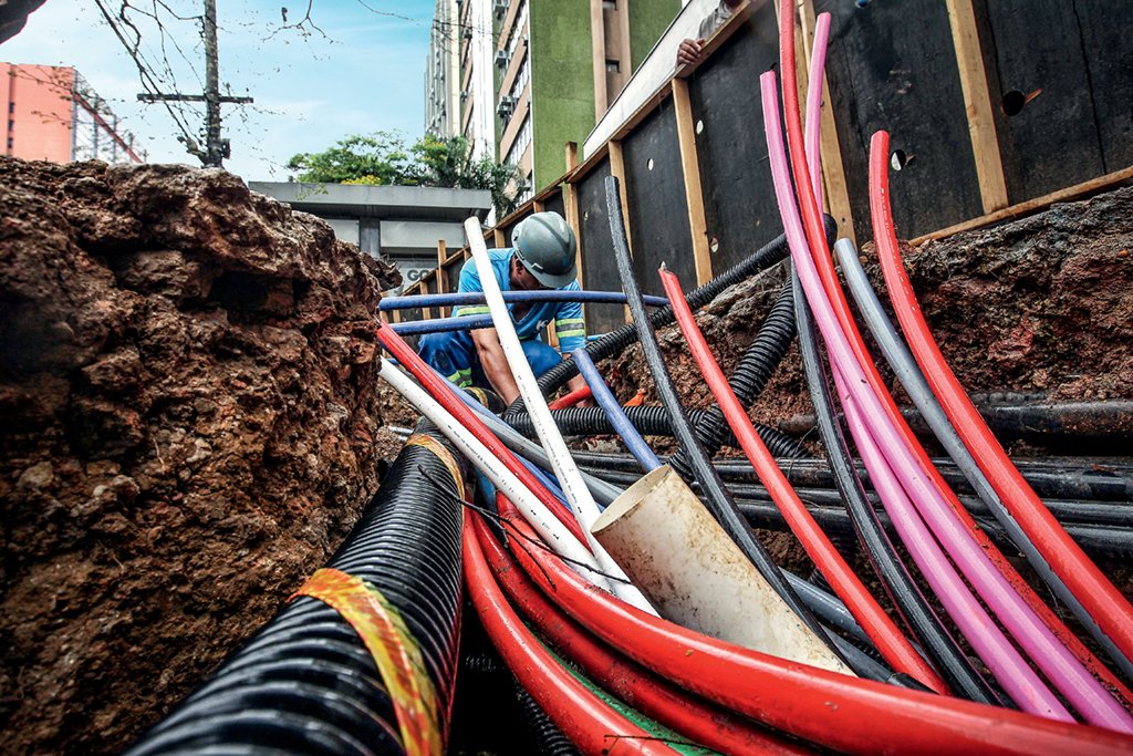 Instalação de rede de fibra óptica: a internet de alta velocidade chega a poucos municípios | Paulo Liebert/Estadão Conteúdo / 