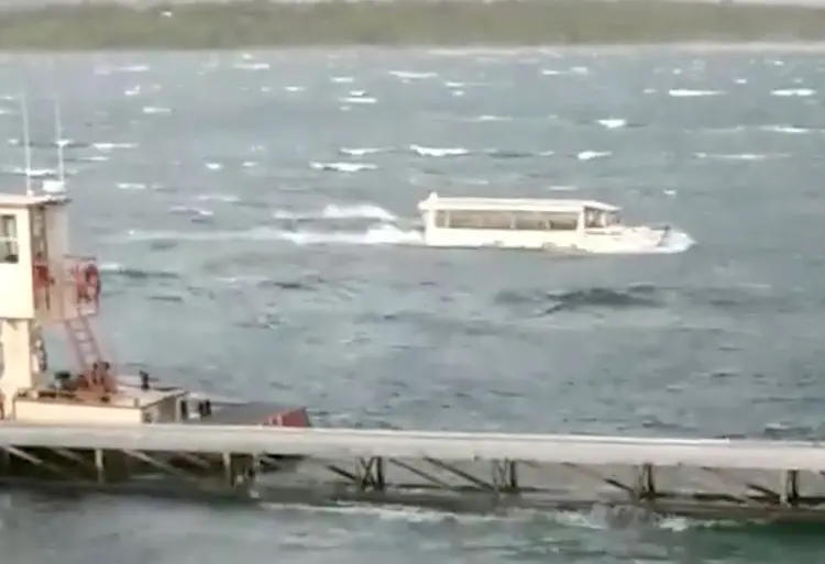 Barco em Missouri: acidente ocorreu na quinta-feira (19) à noite no lago Table Rock (Ron Folsom/Reuters)