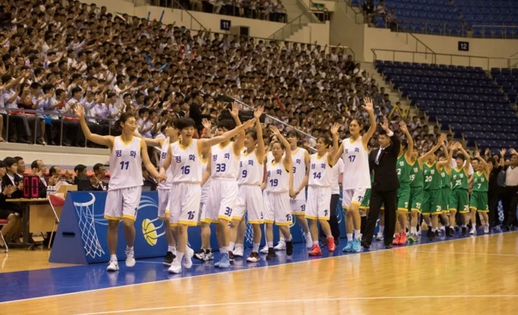 Diplomacia do basquete: jogadoras de basquete su e norte-coreanas se misturaram em dois times, Prosperidade e Paz, para um amistoso em Pyongyang, capital da Coreia do Norte  (Korea Pool/Yonhap/Reuters)