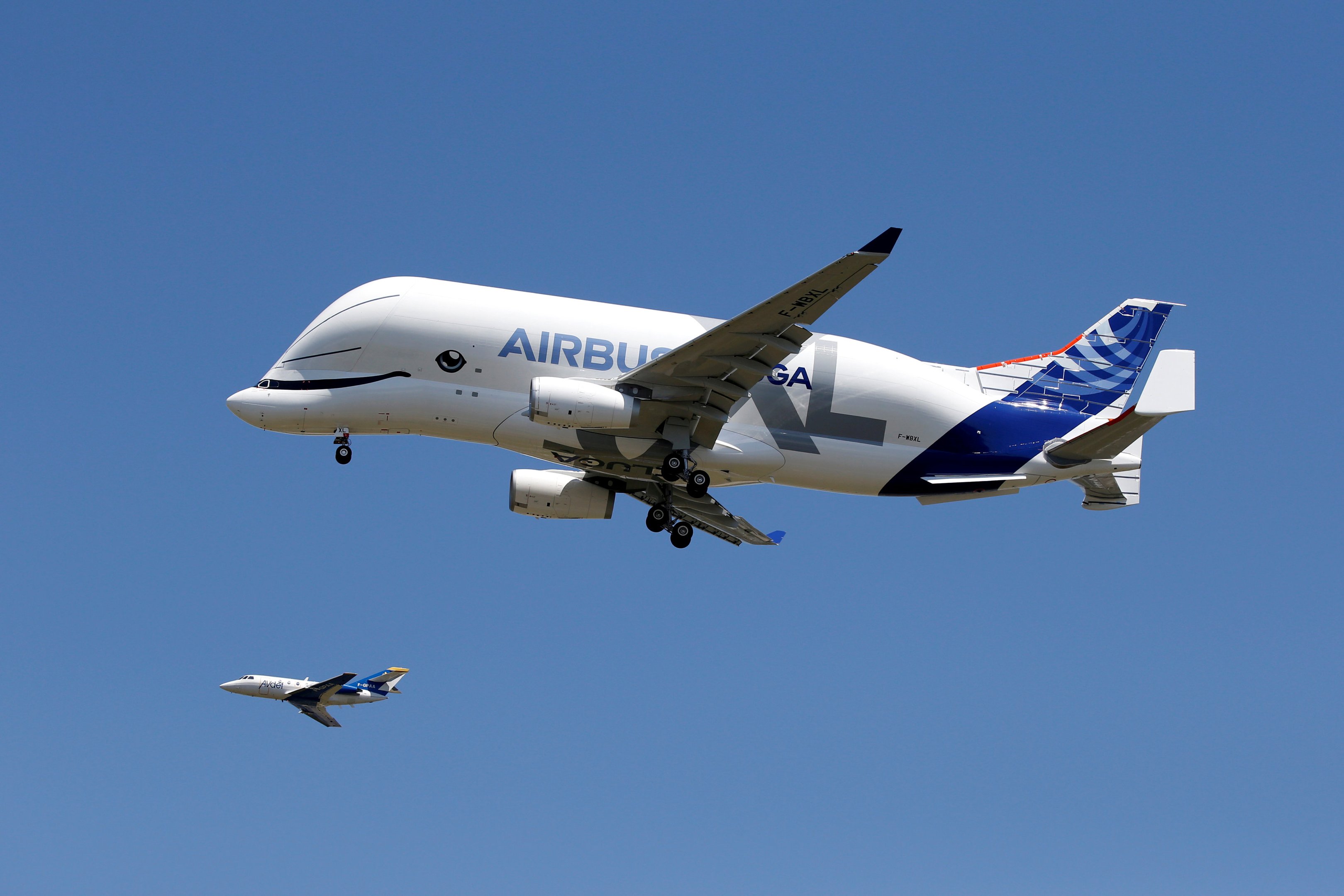 O avião de transporte Airbus Beluga XL voa pela primeira vez em Colomiers, perto de Toulouse, na França