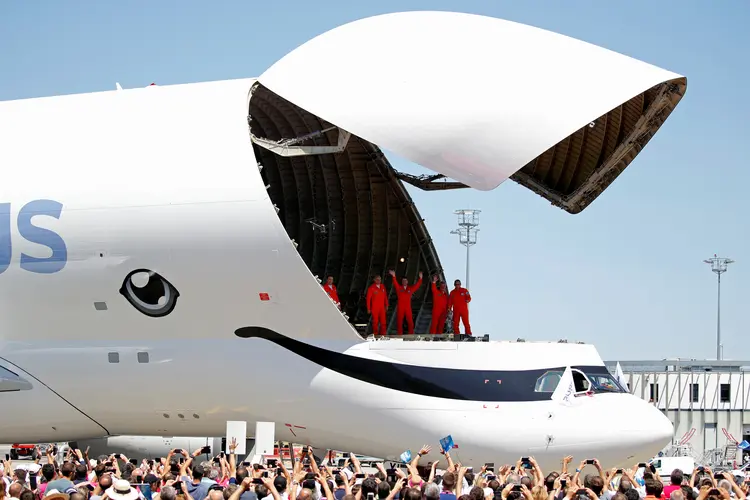 O avião de transporte Airbus Beluga XL voa pela primeira vez em Colomiers, perto de Toulouse, na França (Regis Duvignau/Reuters)