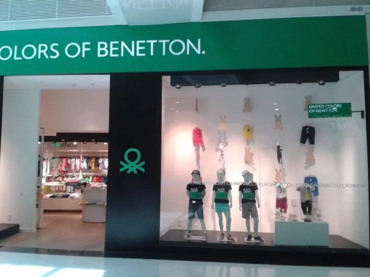 Benetton: o império cresceu nos anos 1980 graças às camisas de lã de cores fortes, expandindo-se em todo mundo com lojas em cem países (Benetton Facebook/Reprodução)