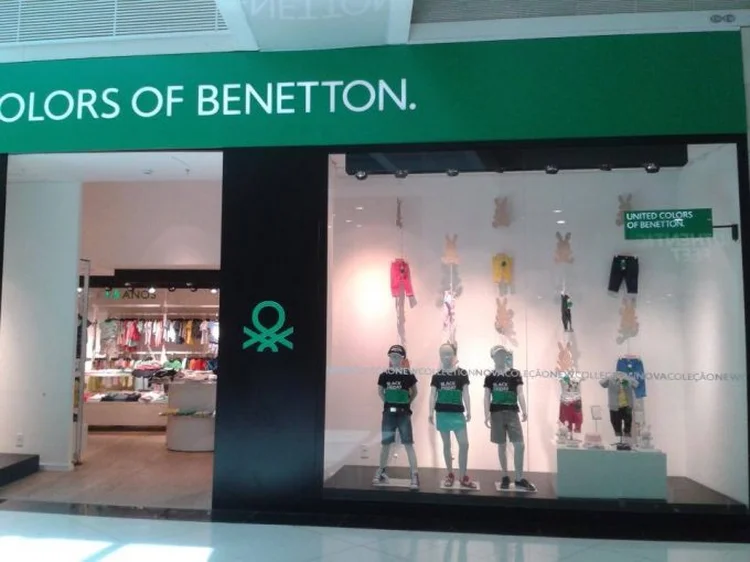 Benetton: o império cresceu nos anos 1980 graças às camisas de lã de cores fortes, expandindo-se em todo mundo com lojas em cem países (Benetton Facebook/Reprodução)