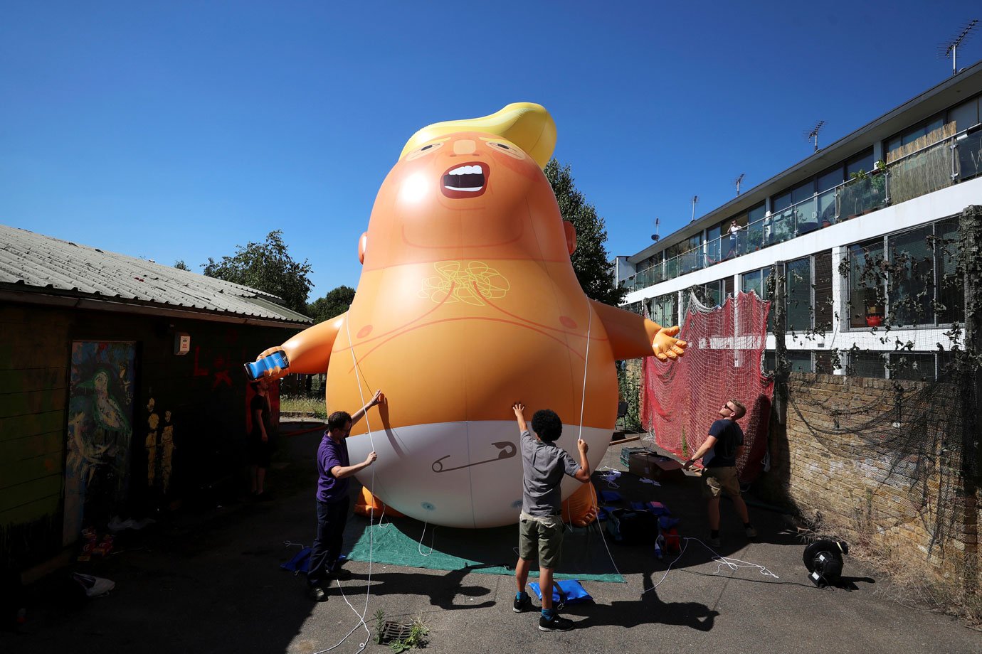 Britânicos preparam boneco inflável para visita de Trump ao Reino Unido