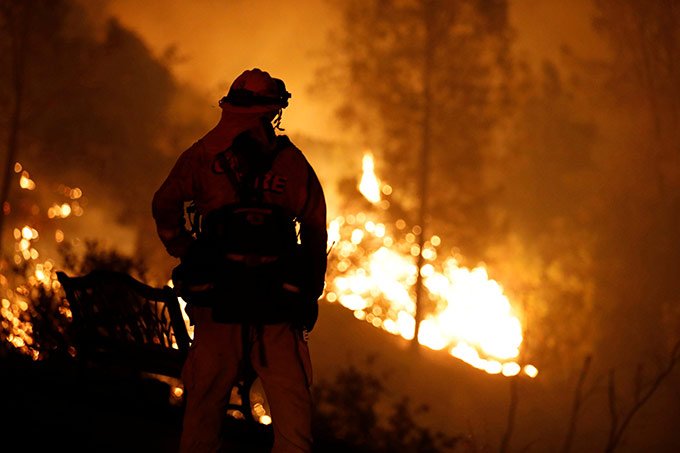 As cenas "infernais" do incêndio que castiga parte da Califórnia