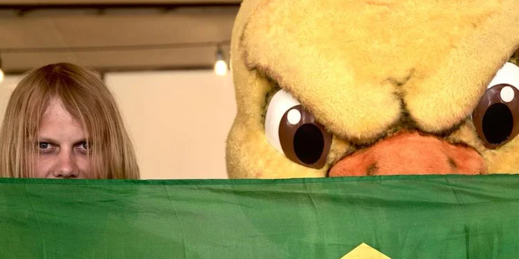 Mascote oficial da Seleção Brasileira conheceu nesta sexta-feira, 6, em Kazan, o torcedor russo que virou celebridade nas redes sociais (CBF/Divulgação)