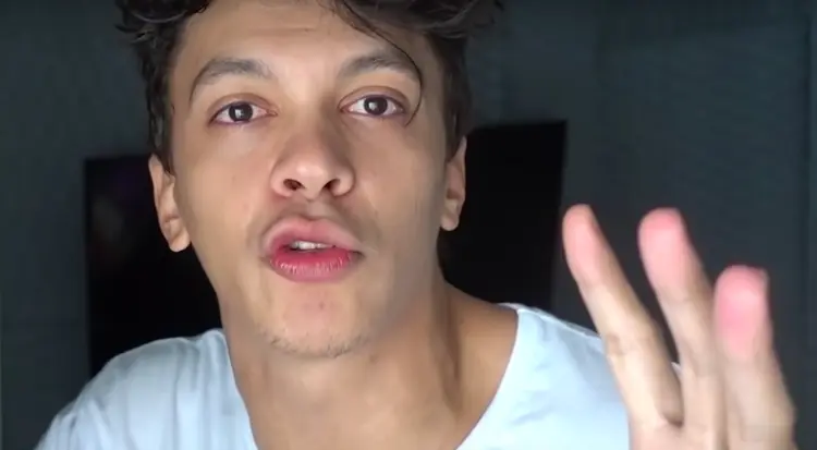 Júlio Cocielo: youtuber é multado por conta de publicação racista (Youtube/Reprodução)